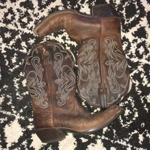Size 7 Ariat boots!